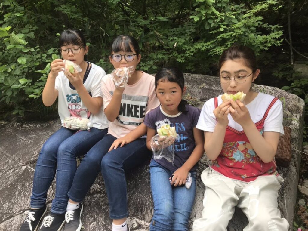 井上咲楽は両親と4姉妹の6人家族！自給自足で虫も食べる実家生活とは｜koima.com